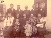 1936 р. Родина блаженного Володимира. У верхньому ряду зліва направо стоять рідні брати Прийми: Михайло, Володимир (блаженний), о. Мирон, Іван (учитель), Максим (за німецької окупації висвячений на священика). В нижньому ряду зліва направо сидять: дружина Михайла, Марія, дружина Володимира, Анна, мати братів Прийма, Антоніна, дружина о. Мирона, дружина Івана. Діти на передньому плані зліва направо: Роман, син Володимира (на руках у Марії; 1935 р. нар.), Мирон, син о. Мирона, Ліда, донька о. Мирона (на руках в Антоніни).
