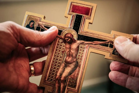 «Світ обертається, а Хрест стоїть»: владика Богдан Дзюрах про дар Хреста Господнього