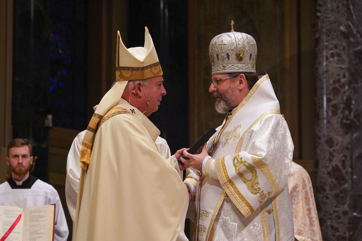Глава УГКЦ дарує уламок російського дрона архиєпископу Філадельфії Нельсону Пересу