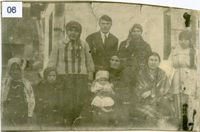 1933 р. Родина блаженного Володимира. У верхньому ряду стоять: Володимир Прийма (другий), Марія Прийма з дому Стойко, дружина блаженного Володимира (третя). У нижньому ряду сидять: Анна Прийма з дому Гуралевич, мати Володимира – на руках тримає Анну-Ірену, доньку Володимира; правіше – Антоніна Прийма, дружина о. Мирона Прийми (брата Володимира). Інші особи не ідентифіковані.