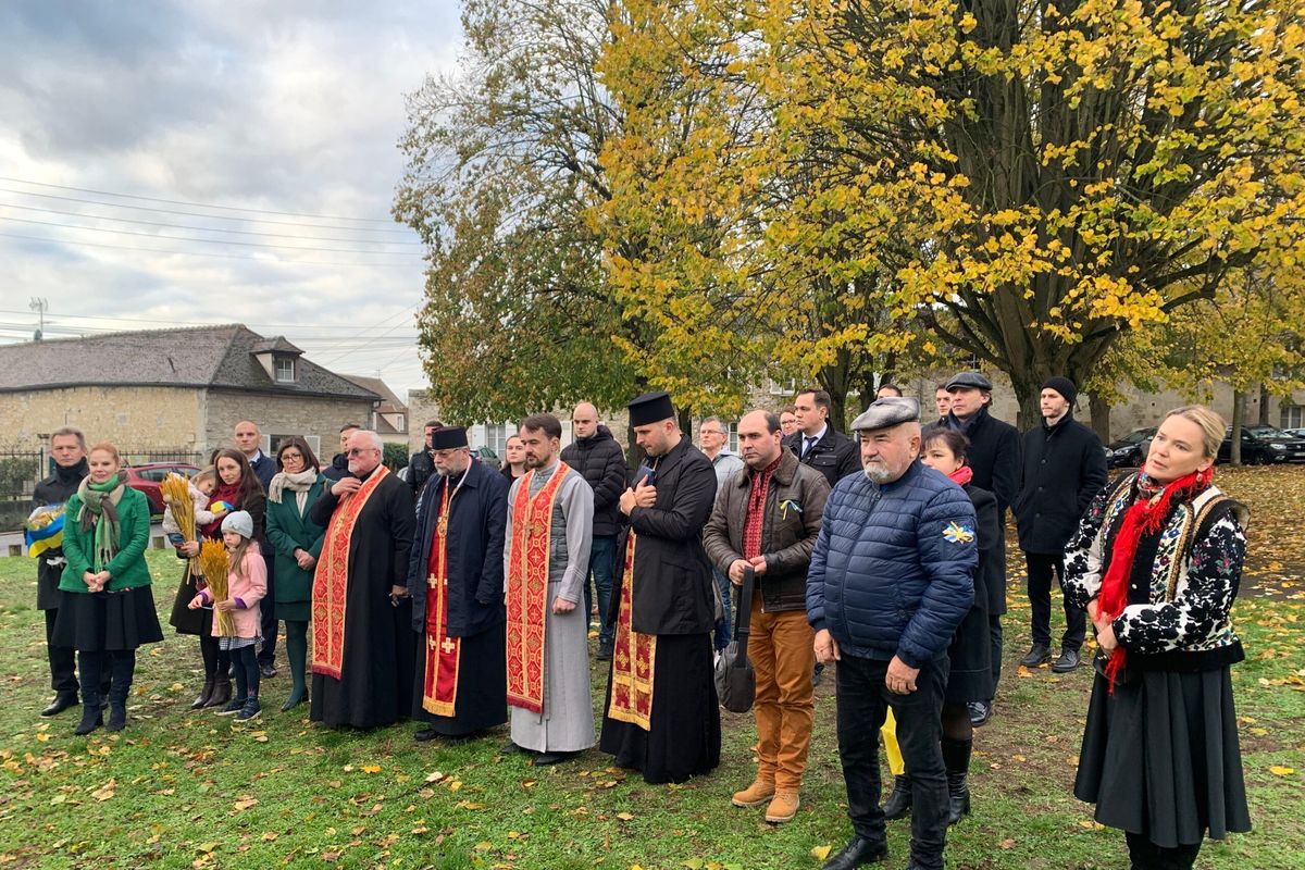 У м. Санліс (Франція) вшанували жертв Голодомору та усіх геноцидів в Україні