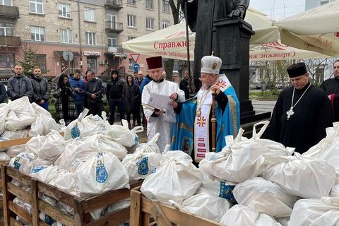 Тернопільські єпископи освятили великодні страви для вимушено переселених та потребуючих осіб