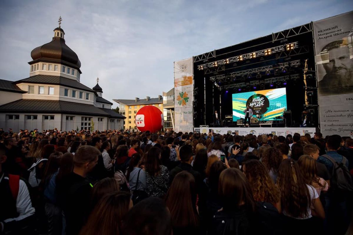 Відчуй-скуштуй-послухай-пострибай: Як у Львові пройшов фестиваль християнської молоді «Вітер На-Дії»?