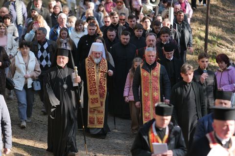 «Ми молимося й довіряємо Господу, бо Він знає, як завершити цю війну», — архиєпископ Ігор Возьняк на Хресній дорозі у Страдчі