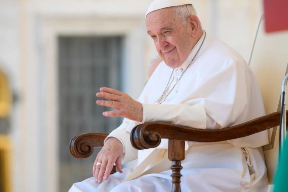Папа Франциск: спільнота повинна разом і часто відвідувати похилих віком