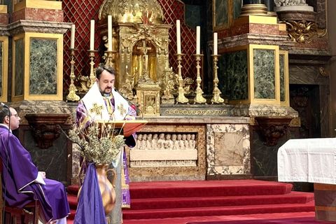 Париж молиться за Україну: єпископ Ігор Ранця проповідував у Католицькому інституті