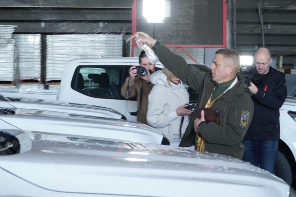 Сокальсько-Жовківська єпархія передала 2 автомобілі для військовослужбовців