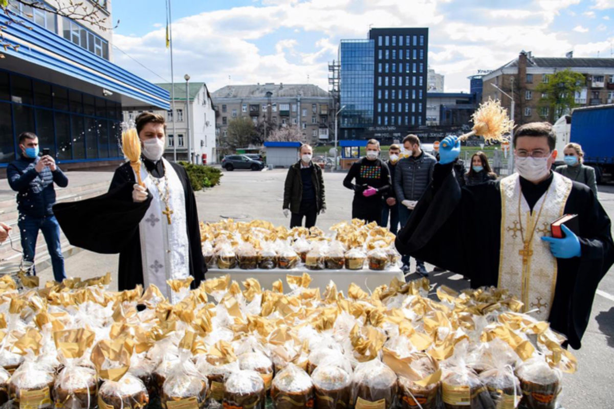 У Києві освятили 10 000 пасок для найбільш потребуючих