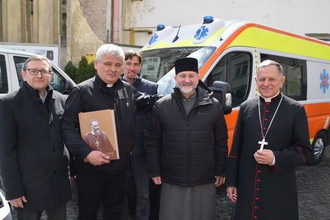 Внутрішні переселенці передали кардиналом Краєвським дарунки для Папи під час його третього візиту в Україну