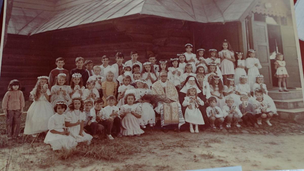 Перше причастя біля храму Святого Дмитрія Солунського у Франківську.