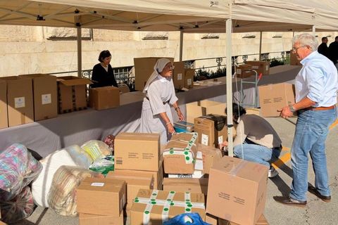 600 коробок із допомогою: з Ватикану в Україну вирушає Папський роздавач милостині
