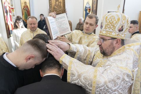 «Кожен із братів є великим скарбом, молімося за них», — владика Максим Рябуха під час піддияконського поставлення