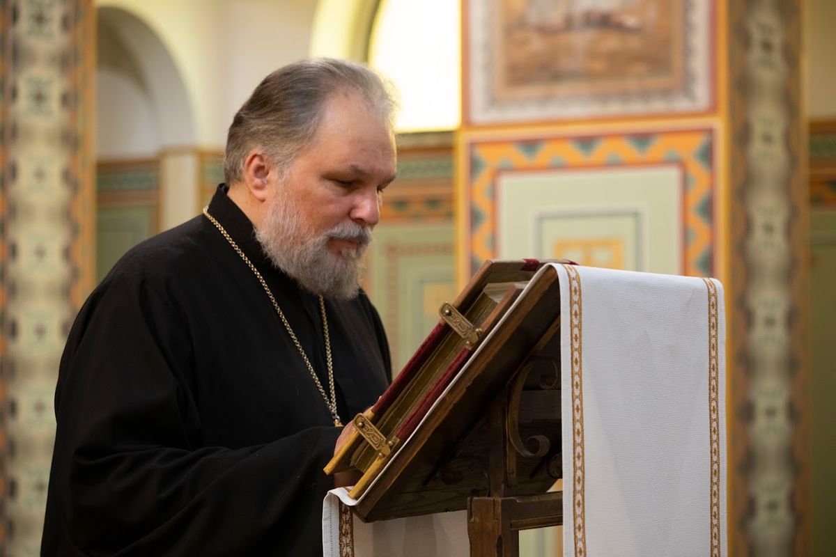 Отець Михайло Квятковський присягає на Євангелії під час Синоду Єпископів УГКЦ 2023 року. 3 вересня 2023 року