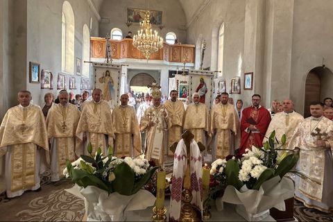 На Мостищині єпископ Ярослав Приріз освятив дзвіницю, церковні дзвони та парафіяльний будинок
