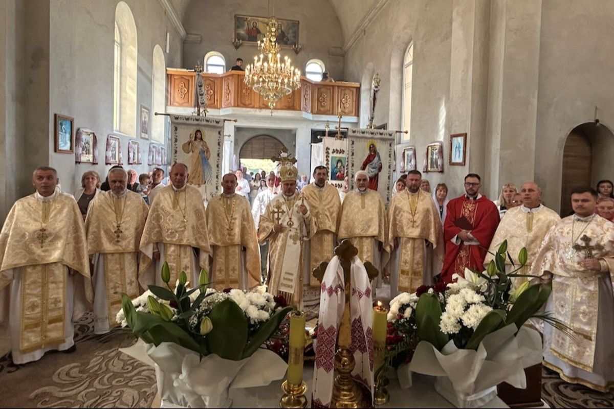 На Мостищині єпископ Ярослав Приріз освятив дзвіницю, церковні дзвони та парафіяльний будинок
