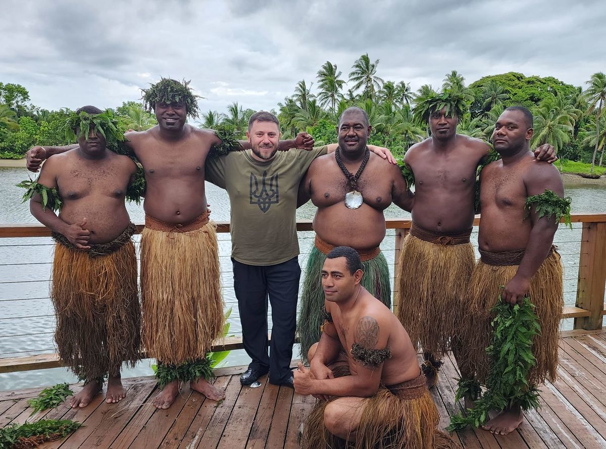 Владика Микола Бичок із корінним населенням островів Фіджі