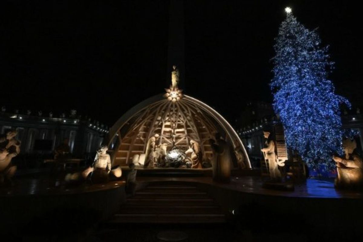 На площі Святого Петра засяяла різдвяна ялинка та інавгуровано вертеп