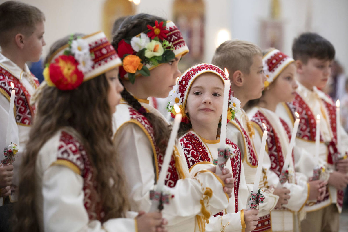 Діти, які цього року вперше приступити до Сповіді та урочисто прийняти Святе Причастя в Патріаршому соборі Воскресіння Христового в Києві, 12 травня 2024 року