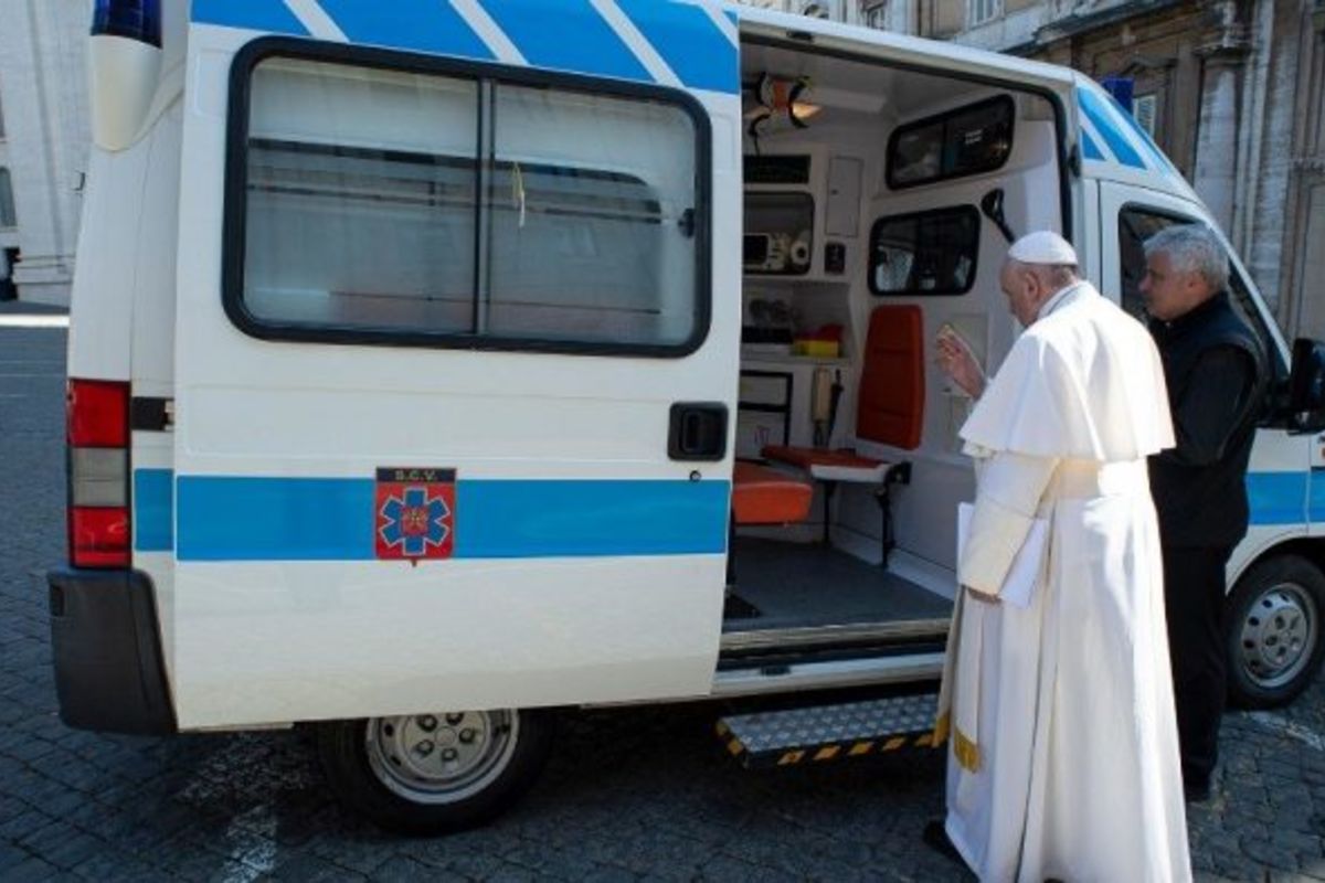 Папа Франциск віддав машину «швидкої» в розпорядження безпритульним