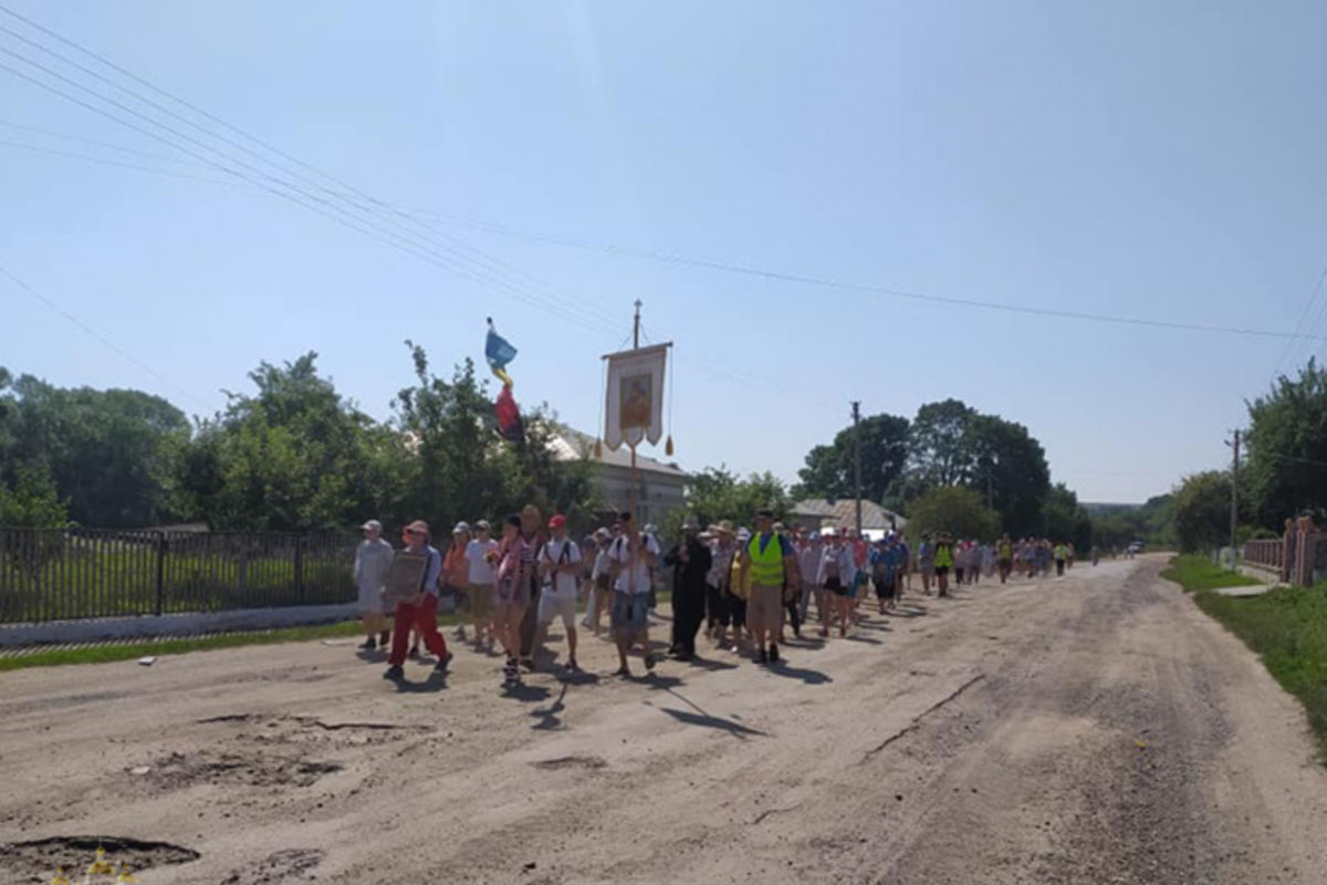 Прочани з Хмельницького разом зі своїм єпископом у прощі до Зарваниці пройшли 150 км за п’ять днів
