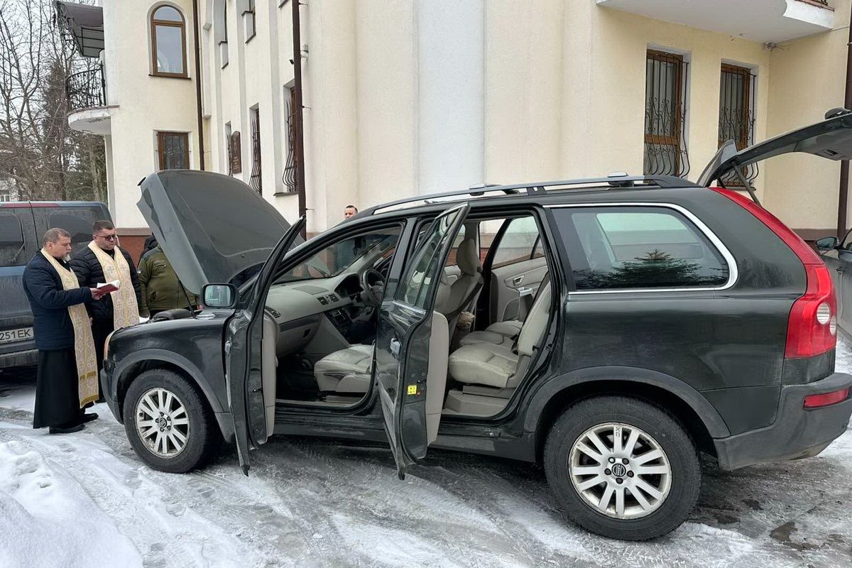 Митрополит Теодор Мартинюк благословив автомобіль для військових