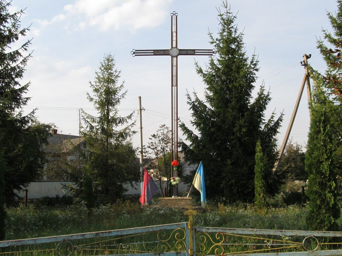Пам’ятний хрест, споруджений в 1994 році на честь 50-тиріччя бою воїнів УПА з енкаведистами