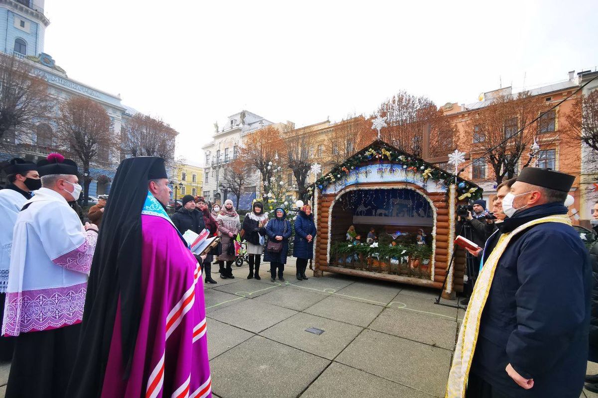 Владика Йосафат Мощич взяв участь у відкритті міського різдвяного вертепу у Чернівцях