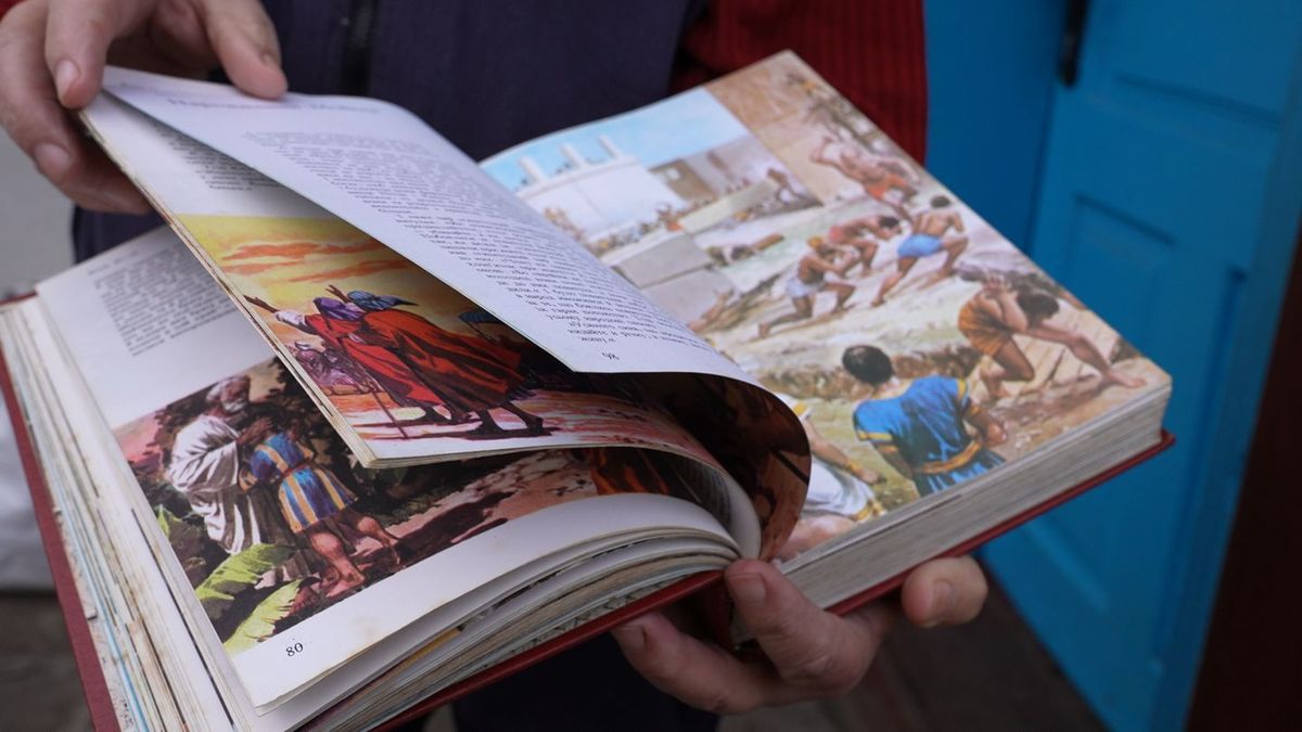 Біблія, яку подарував священник. 