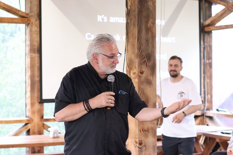 «Я вчуся у молоді щодня». Єпископ Браєн Байда про віру, громадянську відповідальність і досвід ProЛісу