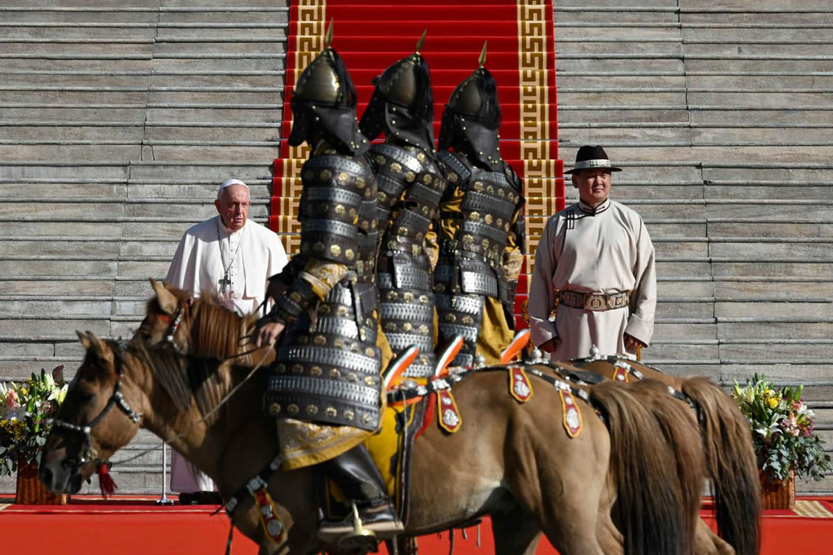 Папа Франциск стоїть поруч з президентом Монголії Ухнаагійн Хюрелсухом на площі Сухбаатар перед Державним палацом в Улан-Баторі 2 вересня 2023 року (Фото: VaticanNews).