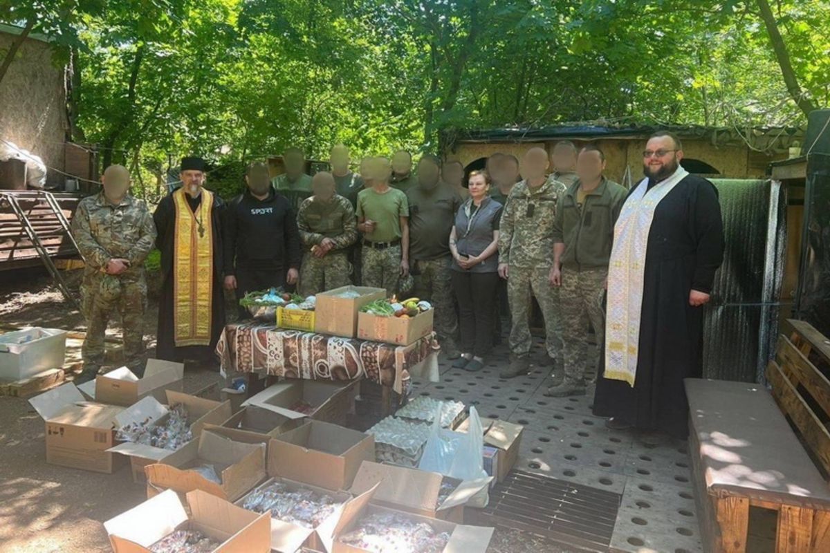 На Пасху єпископи УГКЦ доставили на передову 3 автомобілі швидкої допомоги