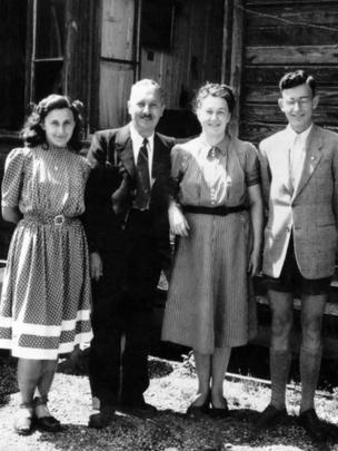 15-річний Любомир Гузар із сім'єю у м.Зальцбург (Австрія), 1948 рік