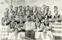 1934 р. Церковний хор с. Страдч. У верхньому ряду мужчин (6-й зліва) Володимир Прийма. На передньому плані сидить диригент Михайло Завадка