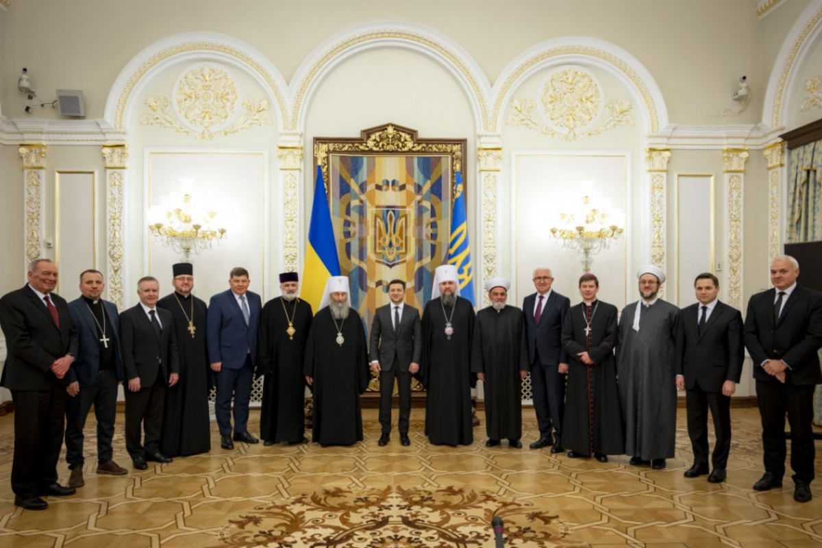 Глава держави провів зустріч з представниками Всеукраїнської ради церков і підписав закон про військових капеланів