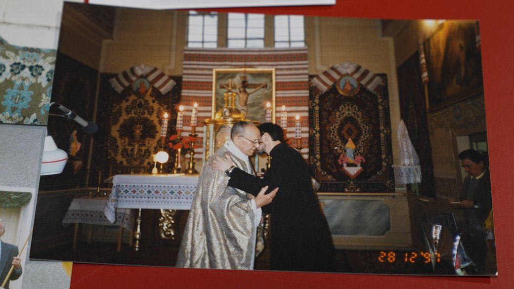 Священники Іван Чав'як та Борис Гобир у вівтарі храму Святого Дмитрія Солунського, Івано-Франківськ, 28 грудня 1997.