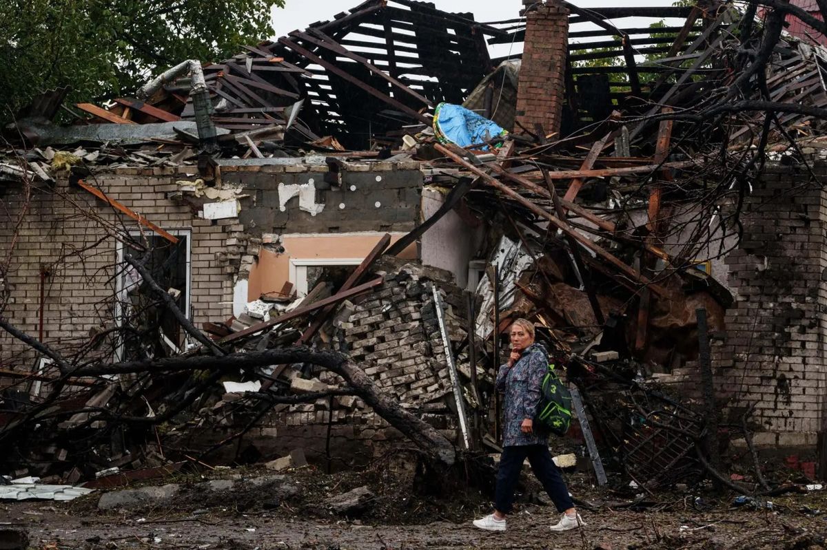 Жінка йде повз будинок, зруйнований унаслідок російського удару по житловому кварталу в Києві (Україна), у четвер, 24 вересня 2026 року. (Фото AP / Євген Малолєтка).