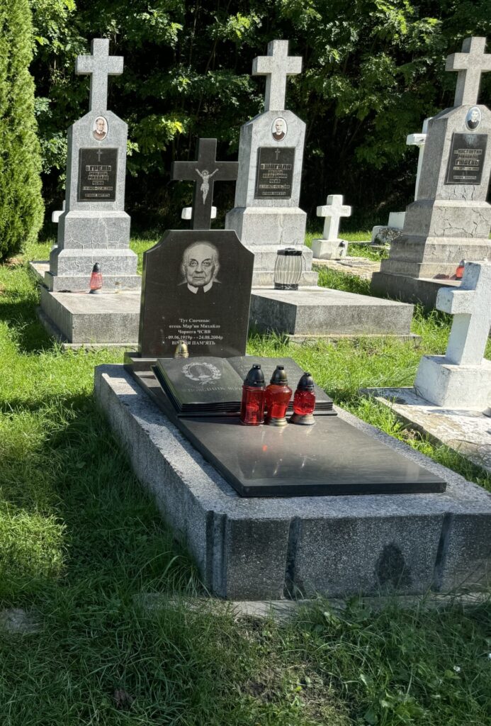 Могила о. Марʼяна Чорнеги на монашому цвинтарі Крехівського монастиря. Фото: Андрій Толстой
