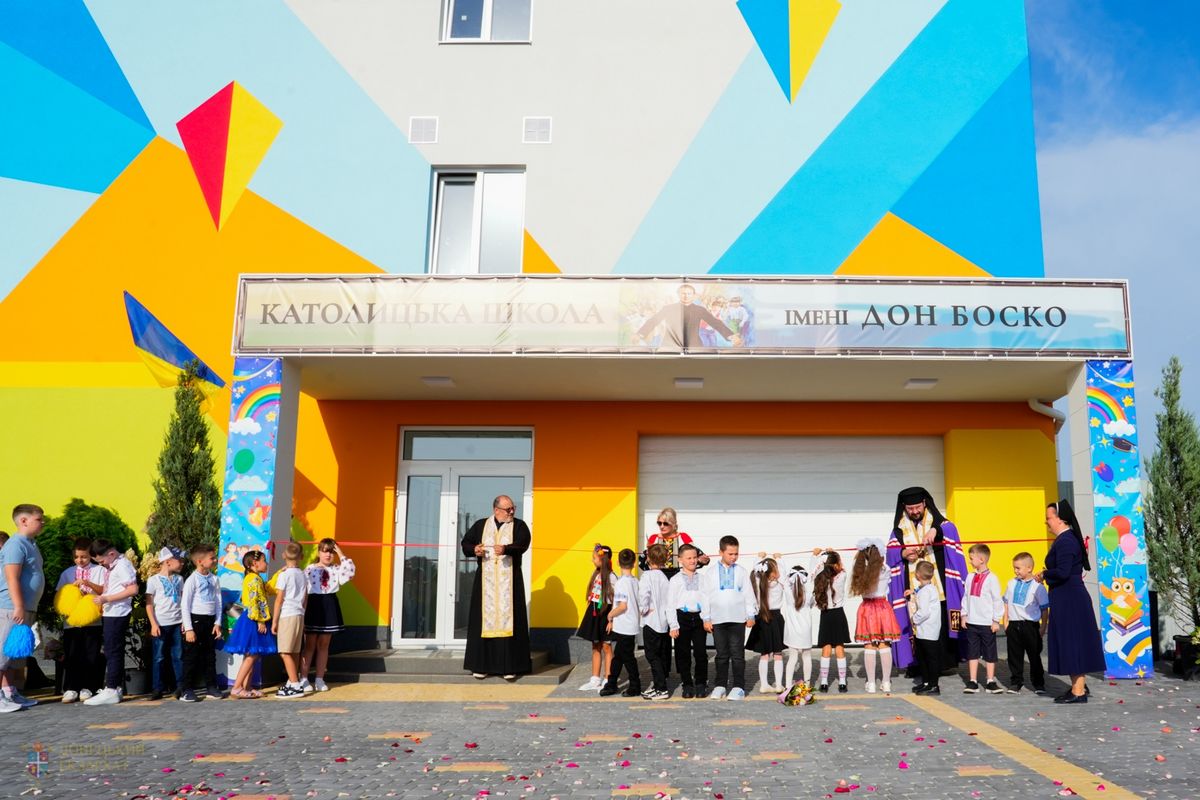 «Промінь світла серед руїн», — єпископ Максим Рябуха про відкриття Католицької школи у Запоріжжі