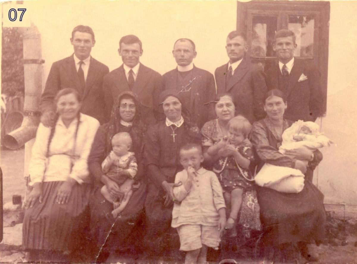 1936 р. Родина блаженного Володимира. У верхньому ряду зліва направо стоять рідні брати Прийми: Михайло, Володимир (блаженний), о. Мирон, Іван (учитель), Максим (за німецької окупації висвячений на священика). В нижньому ряду зліва направо сидять: дружина Михайла, Марія, дружина Володимира, Анна, мати братів Прийма, Антоніна, дружина о. Мирона, дружина Івана. Діти на передньому плані зліва направо: Роман, син Володимира (на руках у Марії; 1935 р. нар.), Мирон, син о. Мирона, Ліда, донька о. Мирона (на руках в Антоніни).