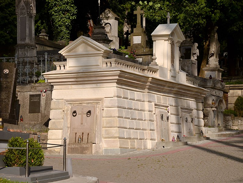 Гробівець єпископів, священників та каноніків УГКЦ на Личаківському кладовищі, у якому похований о. Ісидор Дольницький