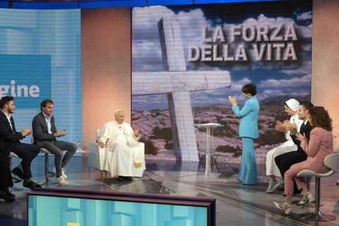 Папа Франциск вперше у телестудії: з миром завжди здобуваємо, з війною все втрачається