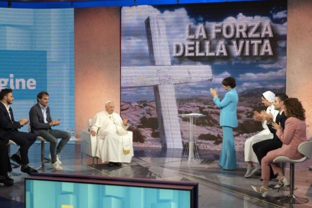 Папа Франциск вперше у телестудії: з миром завжди здобуваємо, з війною все втрачається