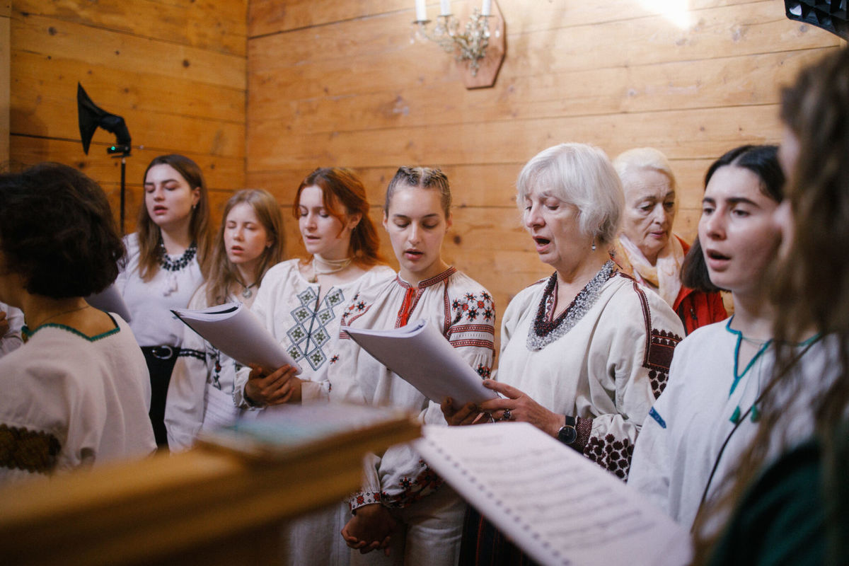 Загальноуніверситетська Архиєрейська Літургія у деревʼяній церкві Блаженних мучеників УГКЦ