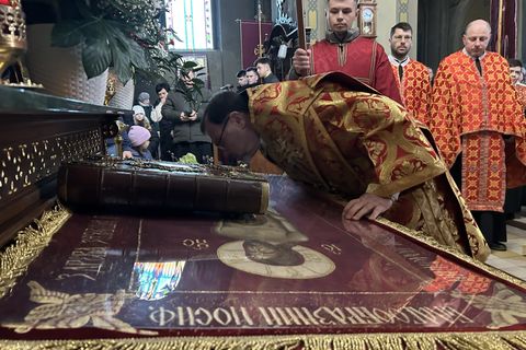 «Хрест і гріб Господній є найбільшою проповіддю для кожного з нас», — єпископ Ярослав Приріз у Велику п’ятницю