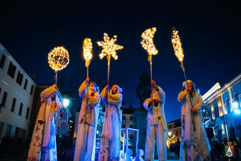 Ангели на ходулях: як українська молодь дарувала різдвяну надію мешканцям та гостям Ровіґо