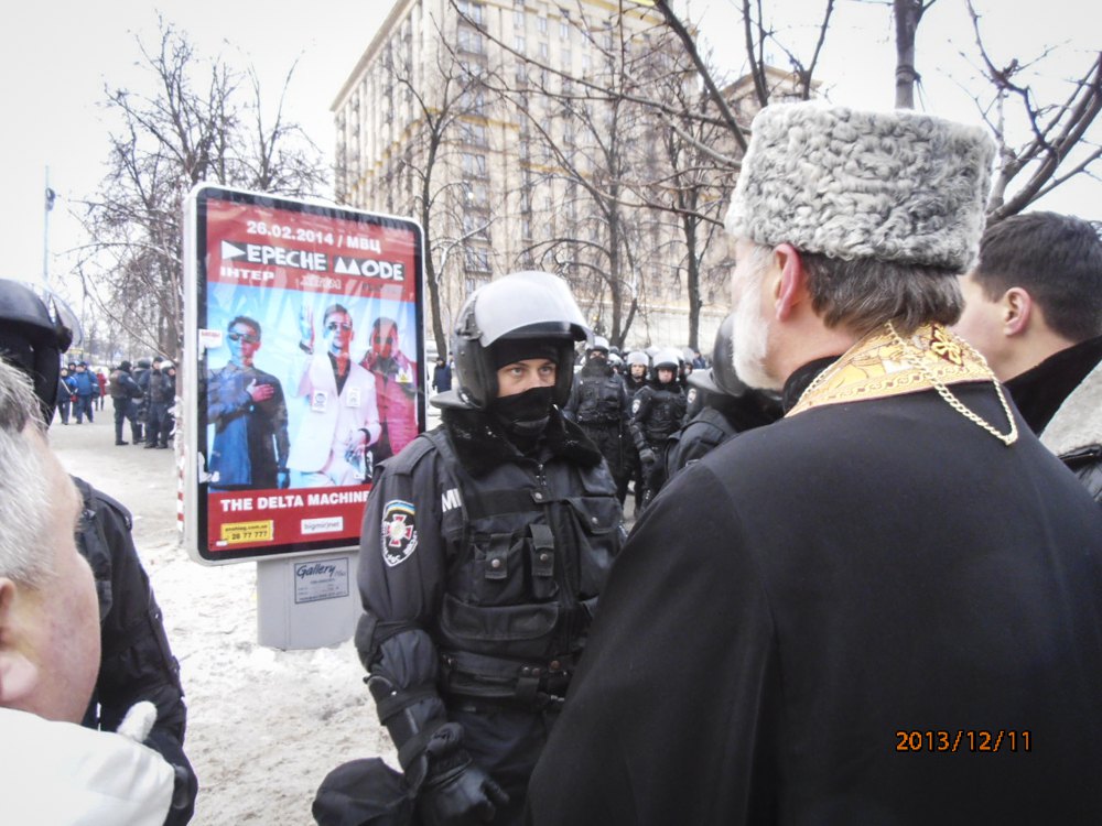 Владика Борис спілкується з правоохоронцем під час подій на Майдані, 11 грудня 2013