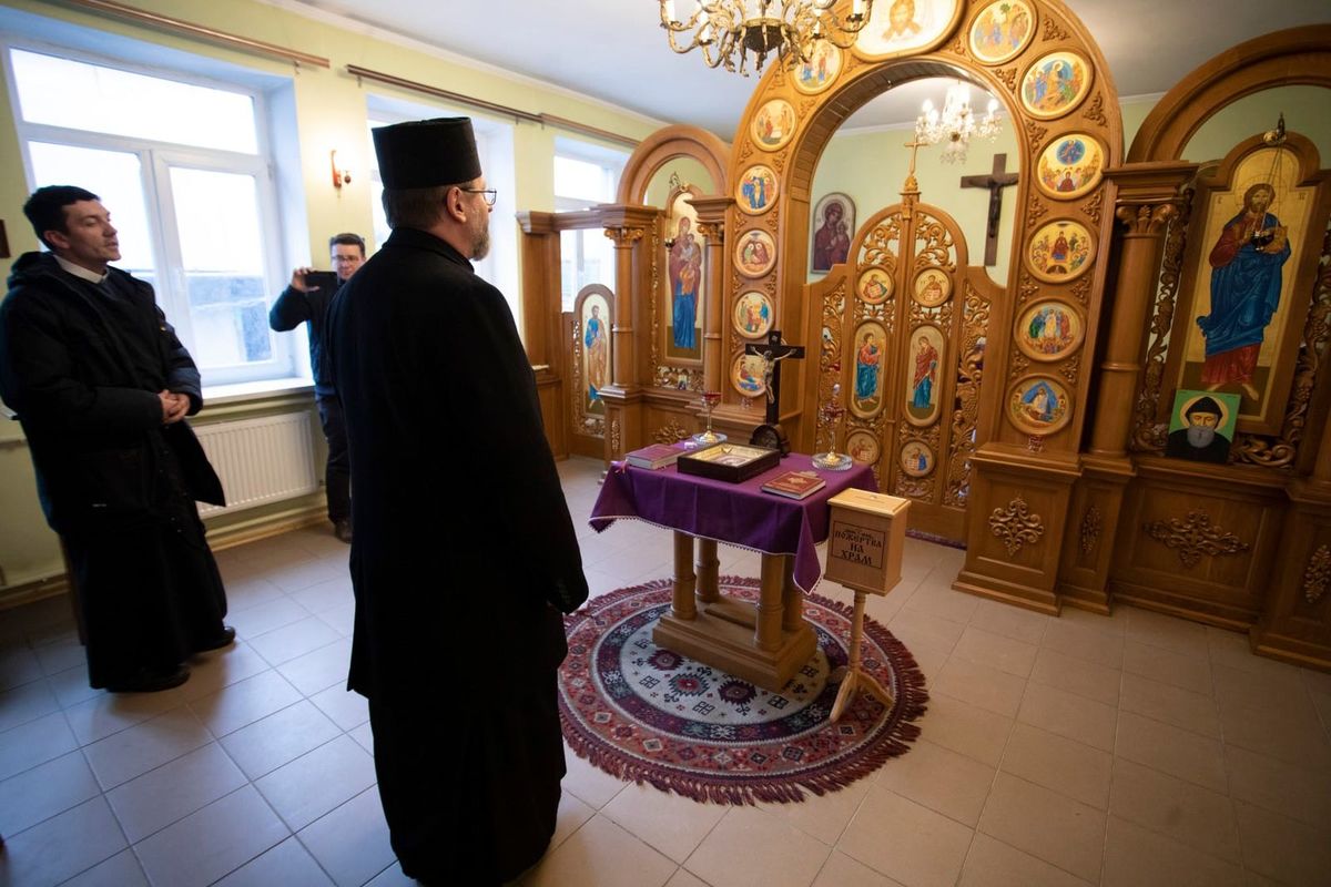 Блаженніший Святослав у монастирській каплиці отців-редемптористів у Чернігові. 20 квітня 2022 року