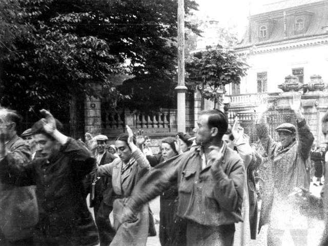 Колона євреїв іде до тюрми на Лонцького, 1941 рік