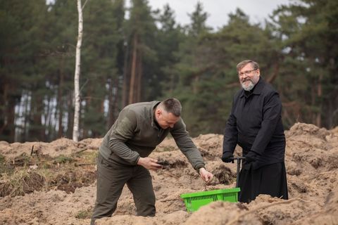 Блаженніший Святослав разом зі священниками висадив саджанці в лісі на Київщині