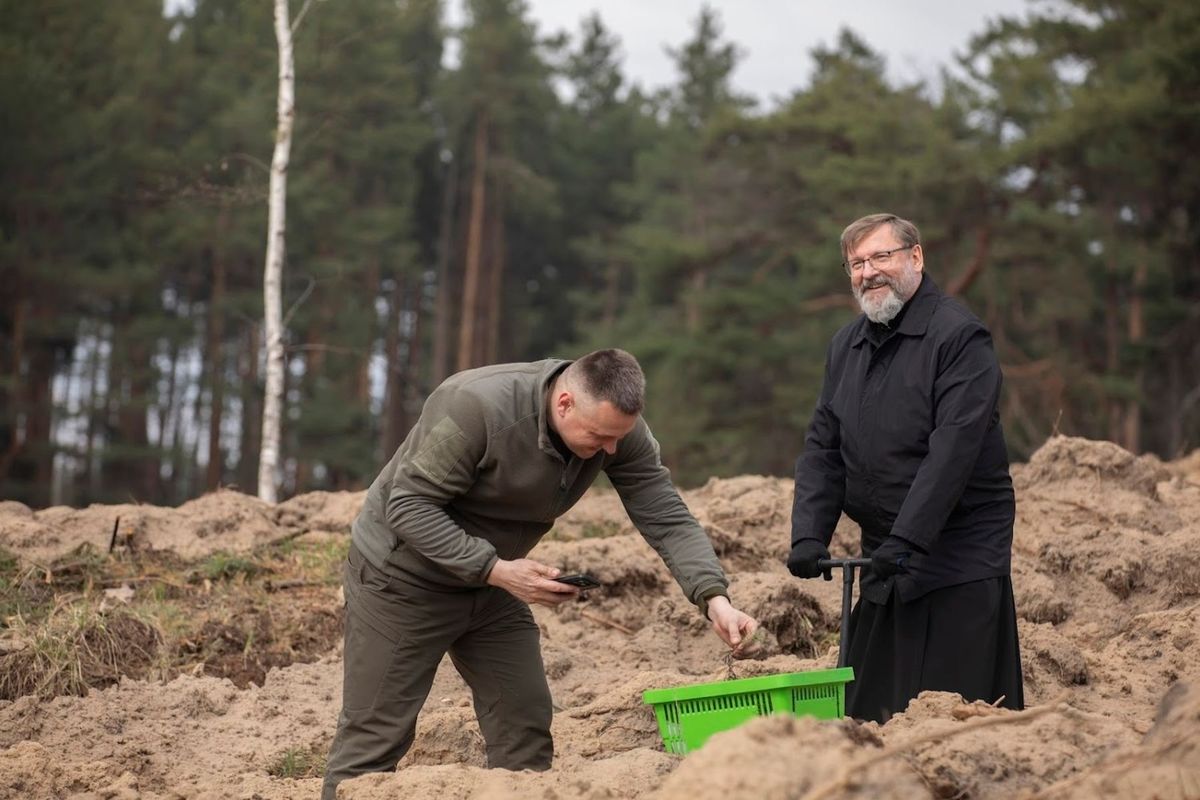 Блаженніший Святослав разом зі священниками висадив саджанці в лісі на Київщині